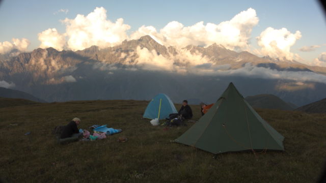 Bivouac de rêve au pied du Kazbek